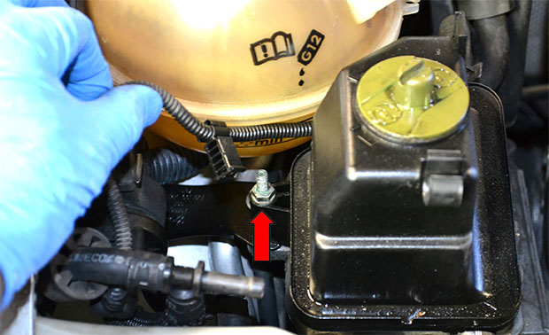 бачок гидроусилителя руля.