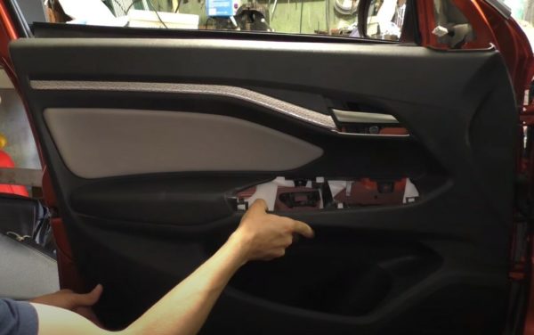 Как снять заднюю или переднюю дверь (обшивку) на Лада Веста