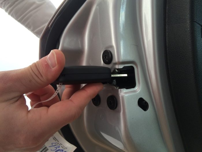 Не закрывается дверь на Лада Веста: водительская или пассажирская