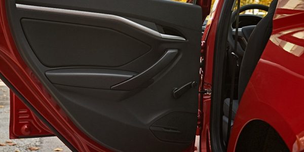 Как снять заднюю или переднюю дверь (обшивку) на Лада Веста